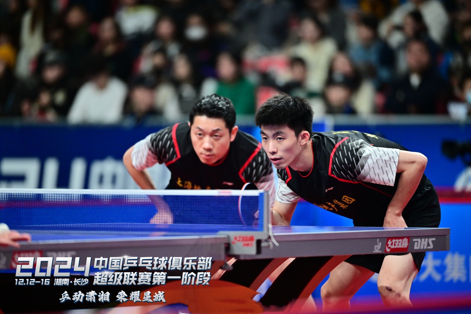 Jinnianhui-乒乓球锦标赛上演强强对话，江南霹雳队读秒扳平东海天虎队，团队配合流畅；争冠格局再洗牌的简单介绍