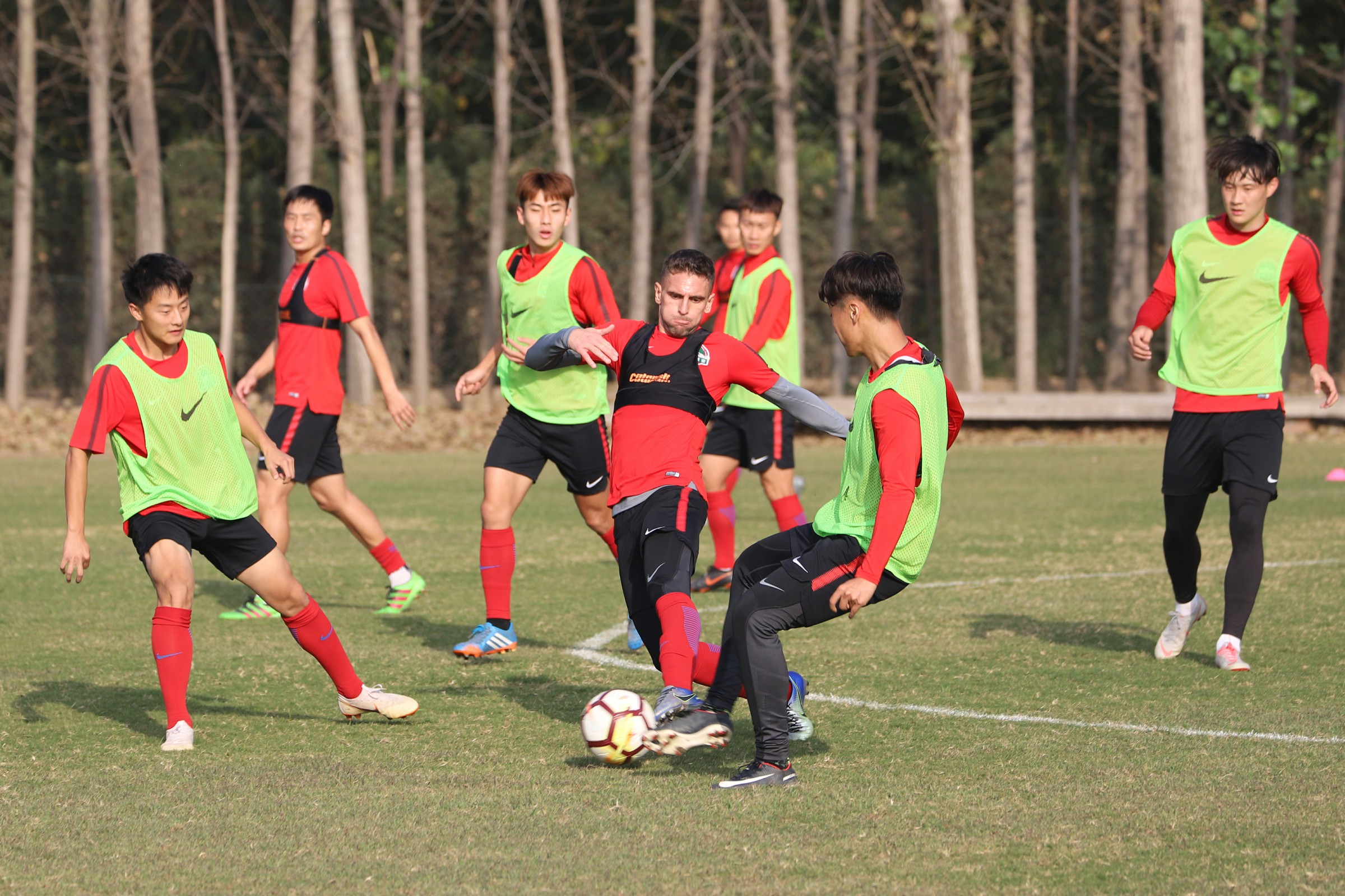 Jinnianhui-费城76人发布备战花絮，集结日再遭质疑，法国杯任务艰巨，训练强度明显提升(湖人惨败给费城76人比赛)