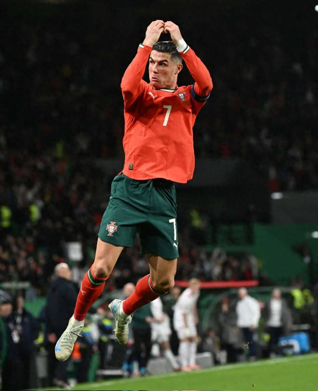 金年会-包含C罗迎来二十赛季高光表现，西班牙队球迷沸腾！的词条